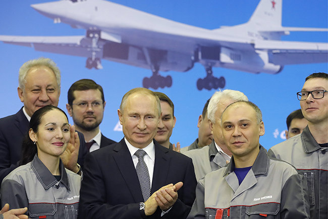 Владимир Путин во время беседы с рабочими завода и пилотами самолета ТУ-160-М в рамках посещения филиала ПАО "Туполев"